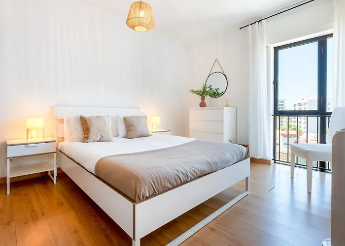 Bright & Cozy Apartment In Portimao By Lovelystay